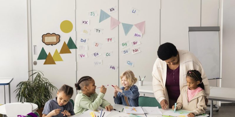 children-drawing-together-classroom